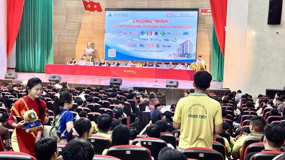 Los estudiantes participan en el programa de asesoramiento de admisión, escuchando información sobre profesiones de formación, oportunidades de estudio y empleo. Foto: Hoang Loc