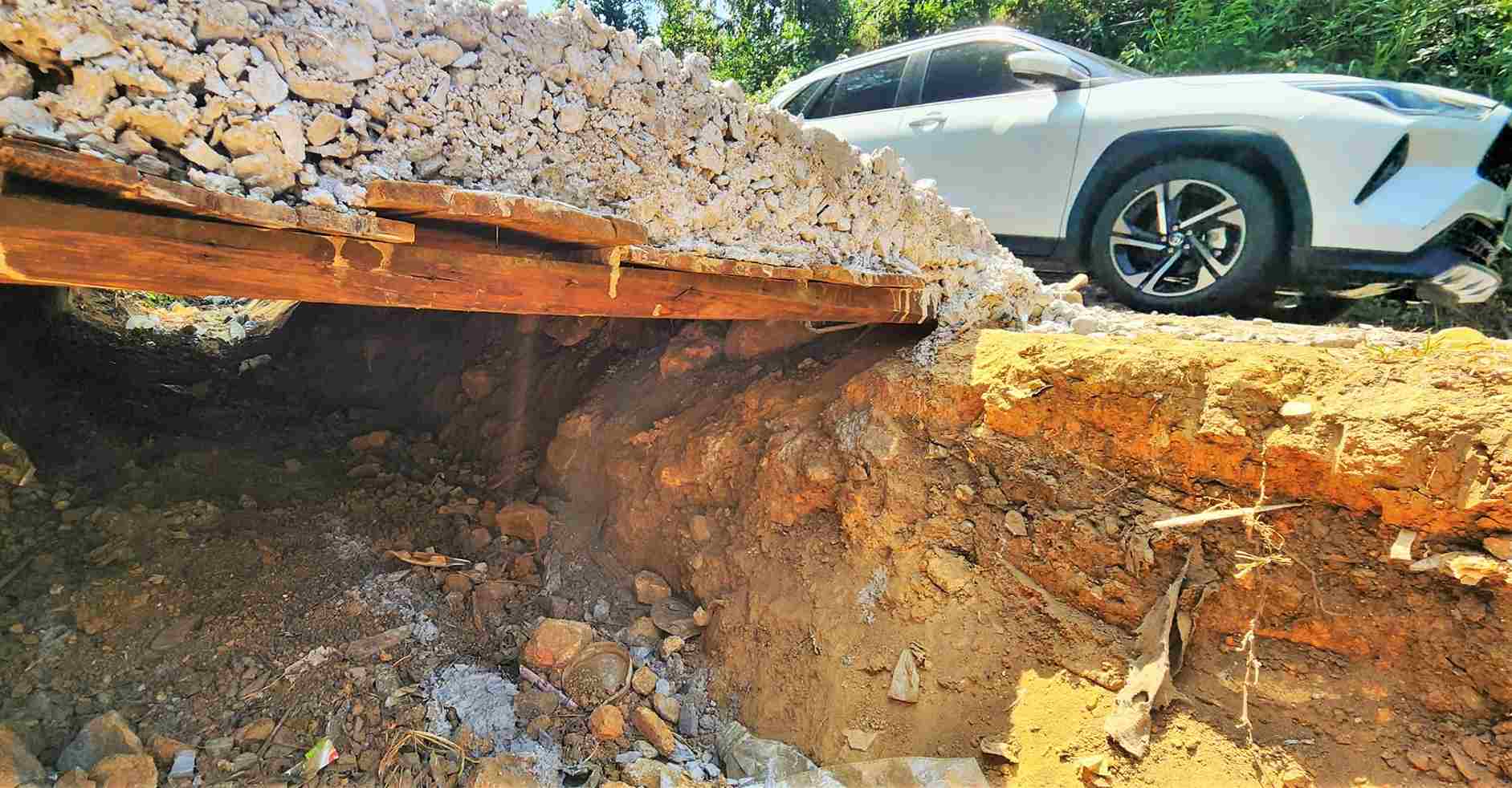 Bao Loc Pass drainage ditch is affected to connect and place the slab. Photo: Phuc Khanh
