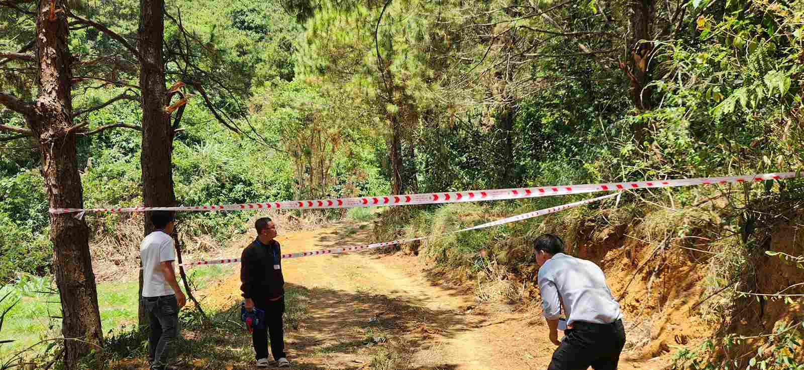 Cơ quan chức năng phường 3 Bảo Lộc căng dây phòng tỏa hiện trường vào khu san gạt, mở đường trái phép. Ảnh: Phúc Khánh