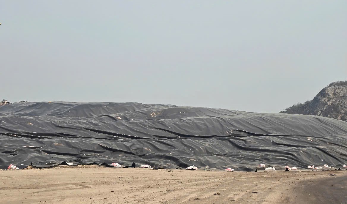 Hàng trăm nghìn khối rác thải tồn đọng tại thung Quèn Khó đã được phủ bạt lại để hạn chế ô nhiễm môi trường. Ảnh: Diệu Anh