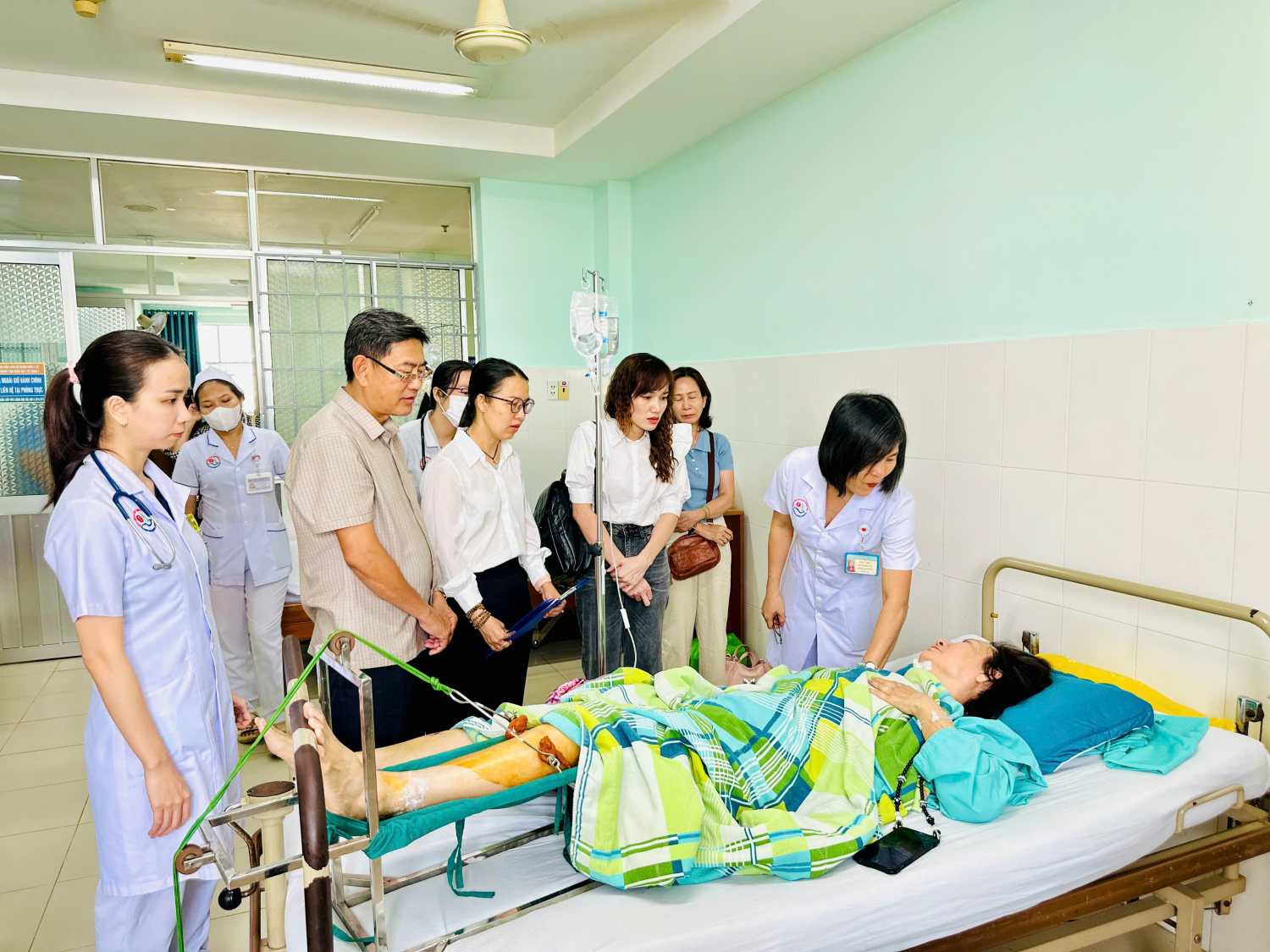 카인호아성 교통안전위원회 대표, 수오이저우사 지도부는 혼바에서 발생한 교통사고 피해자들을 방문하여 위로하고 격려했습니다. 사진: 안투