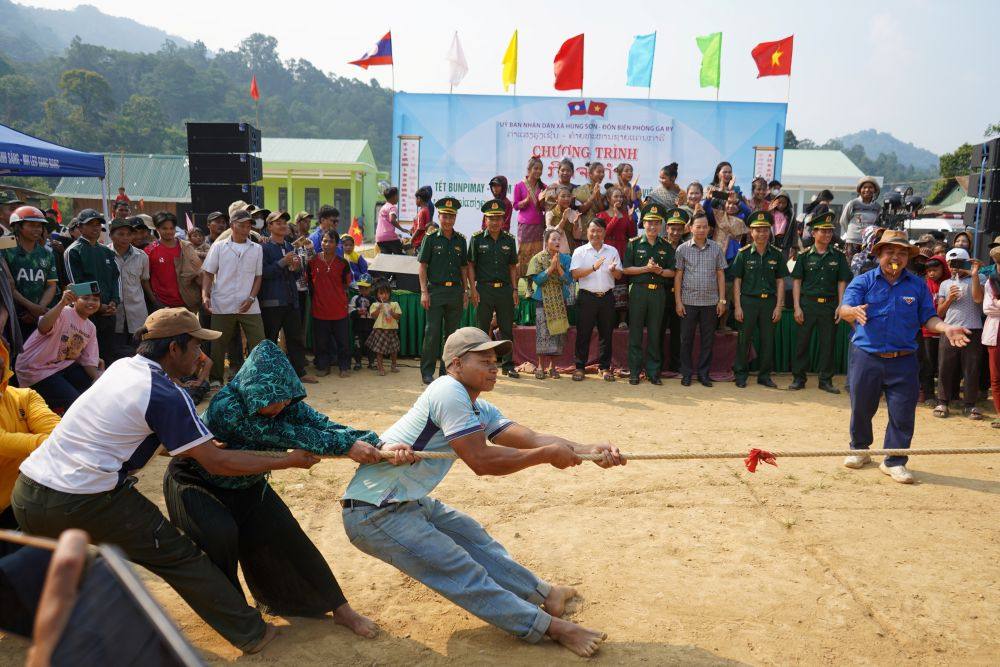 Thousands of people from border villages in Ka Lum district, Sekong province (Laos) crossed forest roads to Hung Son commune, Da Nang to celebrate Bunpimay Tet. Photo: Tra Ban
