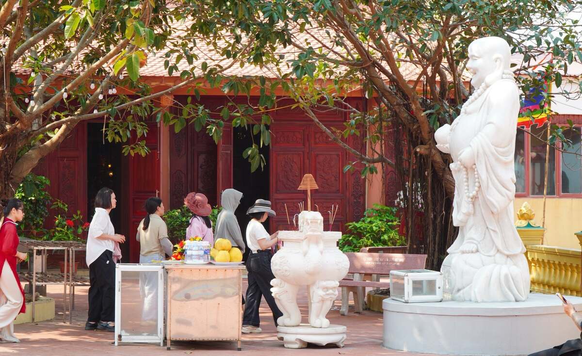 Đền Bà Đế là điểm đến tâm linh linh thiêng, gắn với truyền thuyết về người phụ nữ chịu oan khuất, được nhân dân tôn kính là Bà Đế. Ảnh: Phường Đồ Sơn