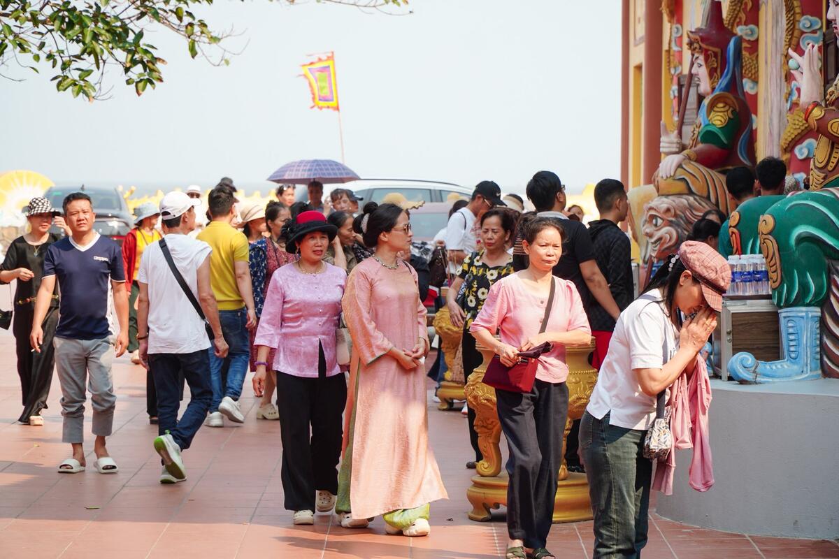 Người dân và du khách tìm về chiêm bái, dâng hương trong ngày giỗ bà Đế. Ảnh: Phường Đồ Sơn