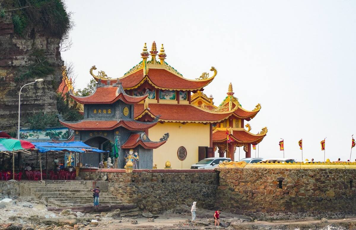 Đền Bà Đế nằm dưới chân núi Độc, hướng ra biển xanh của Đồ Sơn. Ảnh: Phường Đồ Sơn