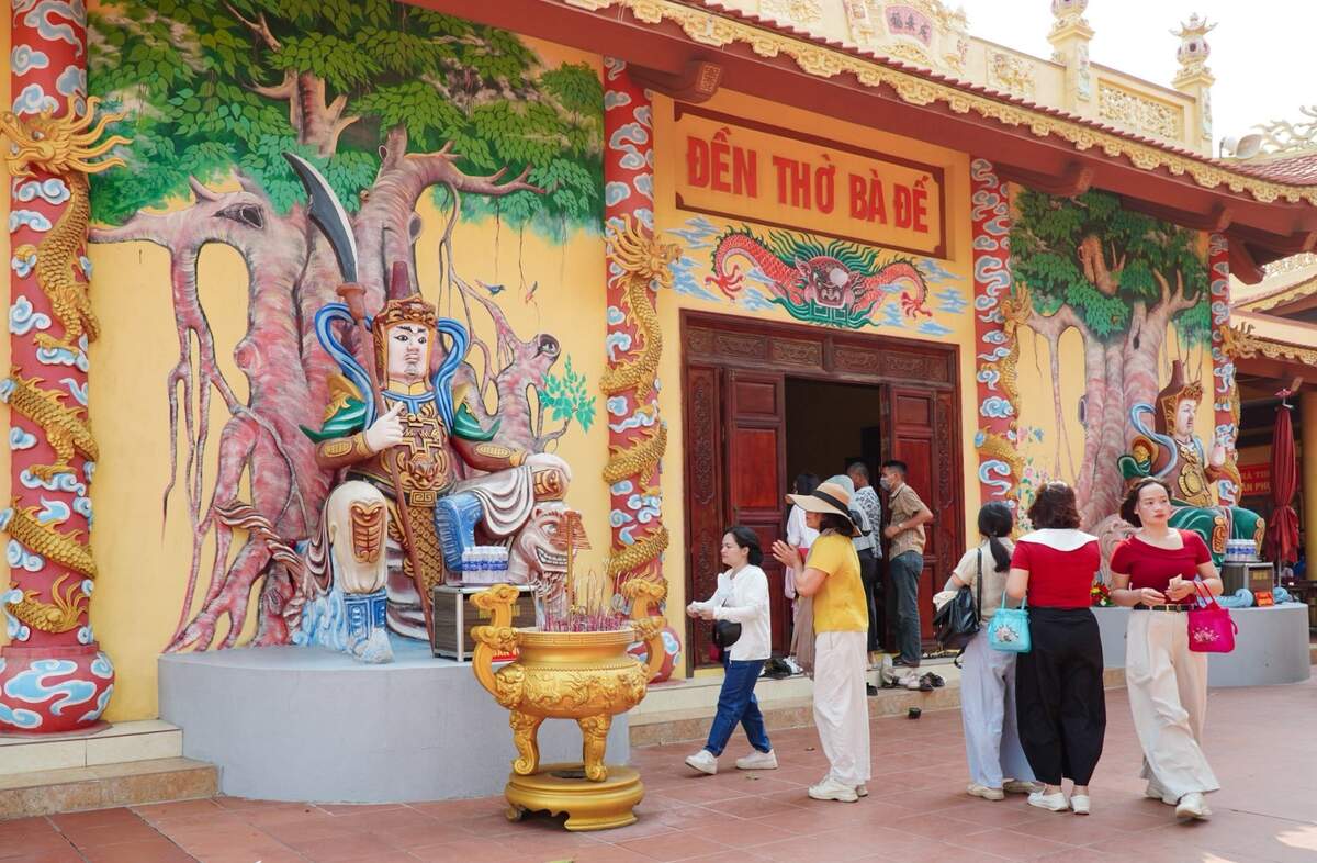 The Ba De death anniversary ceremony is held on February 24, 25, 26 of the lunar calendar every year, with traditional rituals including incense offering ceremony and Hau Dong ritual. Photo: Do Son Ward