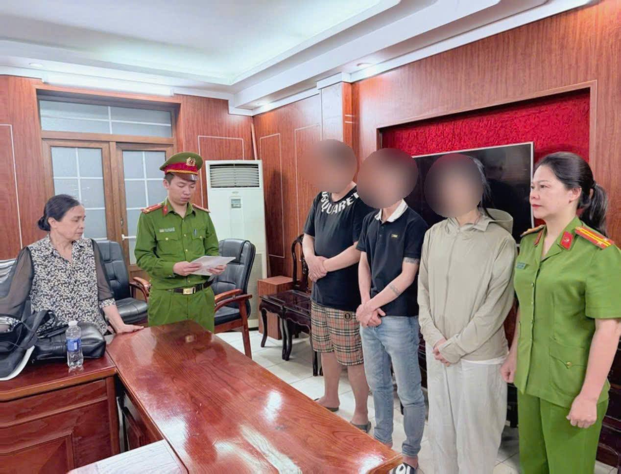 Lực lượng Công an thi hành lệnh bắt tạm giam các bị can về hành vi vận chuyển hàng cấm. Ảnh: Công an Cao Bằng