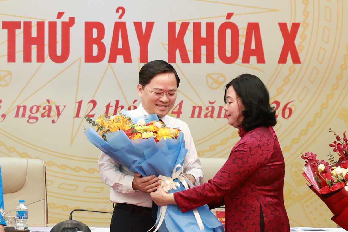 Ms. Bui Thi Minh Hoai, Member of the Politburo, Secretary of the Party Central Committee, Secretary of the Party Committee of the Fatherland Front of Central Agencies, Chairwoman of the Central Committee of the Vietnam Fatherland Front presents flowers to congratulate Vice Chairman of the Central Committee of the Vietnam Fatherland Front Nguyen Anh Tuan. Photo: Hai Nguyen