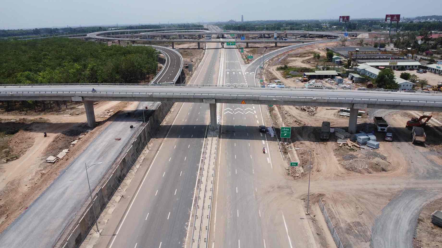 Cầu vượt đoạn hướng từ quốc lộ 51 vào đường Bưng Môn để vào cao tốc. Ảnh: HAC