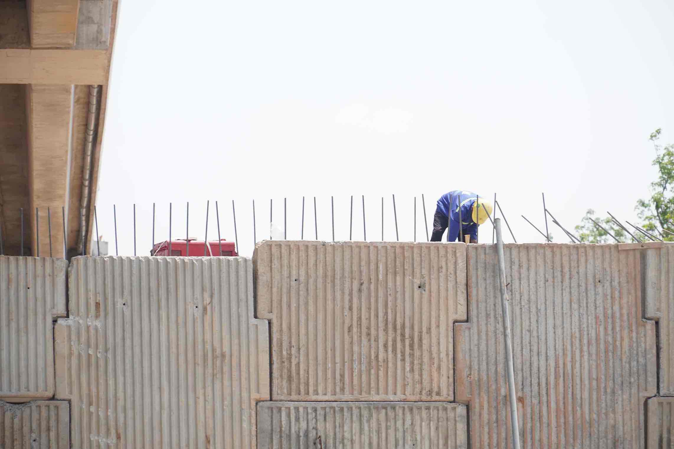 Công nhân thi công gấp rút kịp tiến độ đưa dự án vào khai thác. Ảnh: HAC