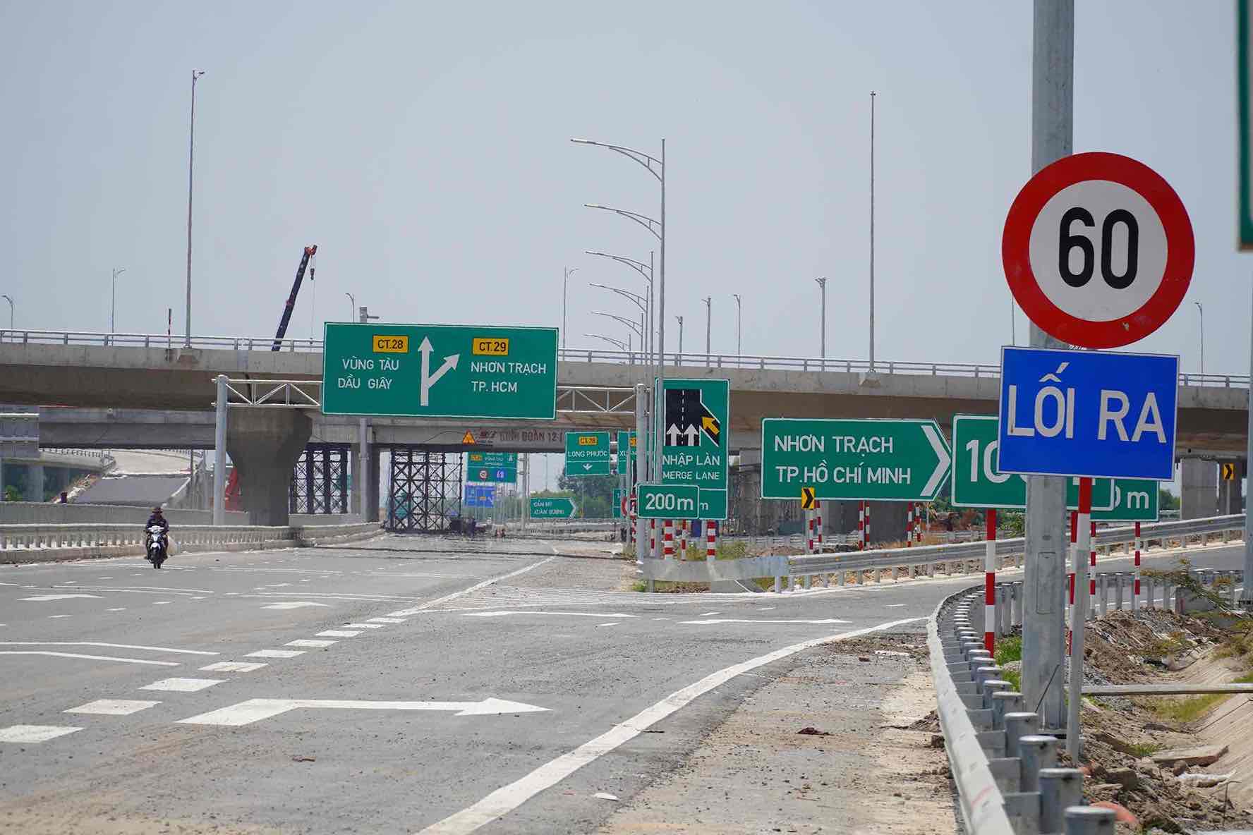 Hàng loạt biển báo tại nút giao đa tầng trên cao tốc Biên Hòa - Vũng Tàu. Ảnh: HAC