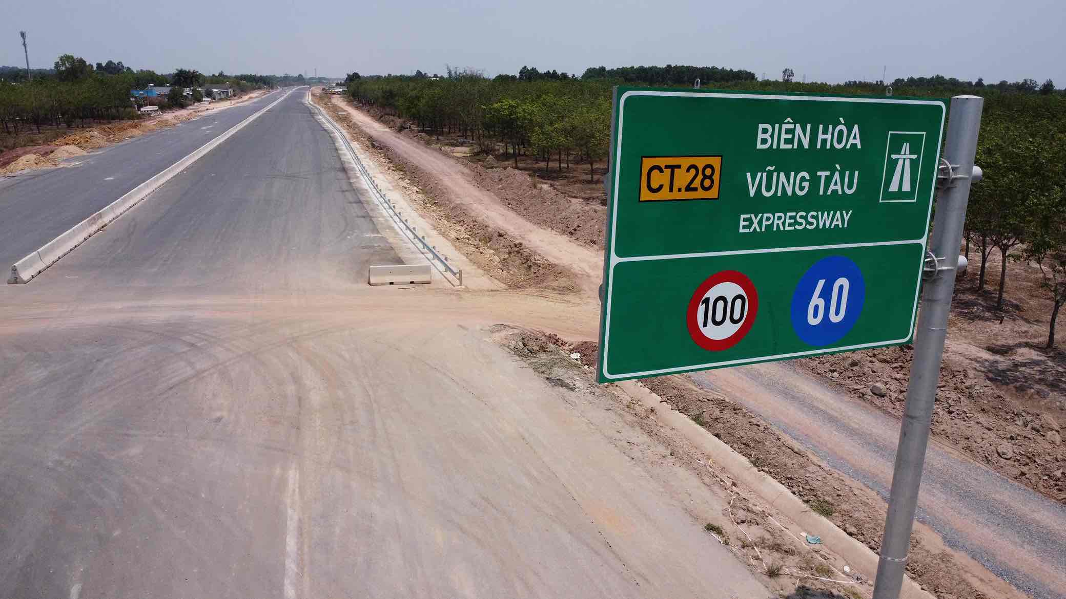 El proyecto componente 2 de la autopista Bien Hoa - Vung Tau ha instalado señales de límite de velocidad. Foto: HAC