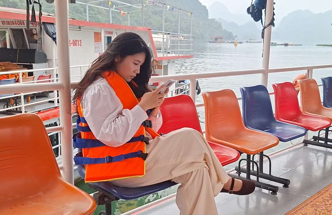 Ship owner says "no" to passengers not wearing life jackets. Photo: Thach Lam