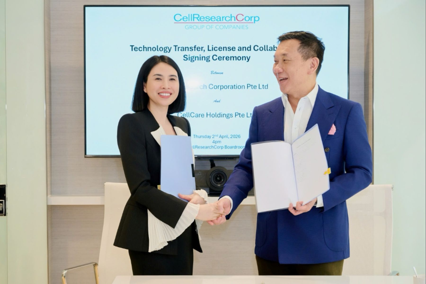 Ms. Le Anh Tuyet, Representative of the Board of Directors of Cellcare Holdings, signed a cooperation agreement with Mr. Ivor J Lim, Founding Director cum Medical Director, CellResearch Corporation. Photo: Nhu Nguyen