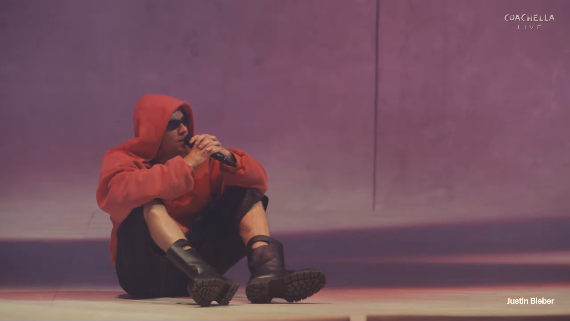 Justin Bieber ngồi hát tại Coachella. Ảnh: YouTube