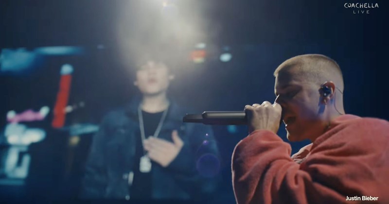 Justin Bieber gây tranh cãi vì hát khi ngồi trên sân khấu