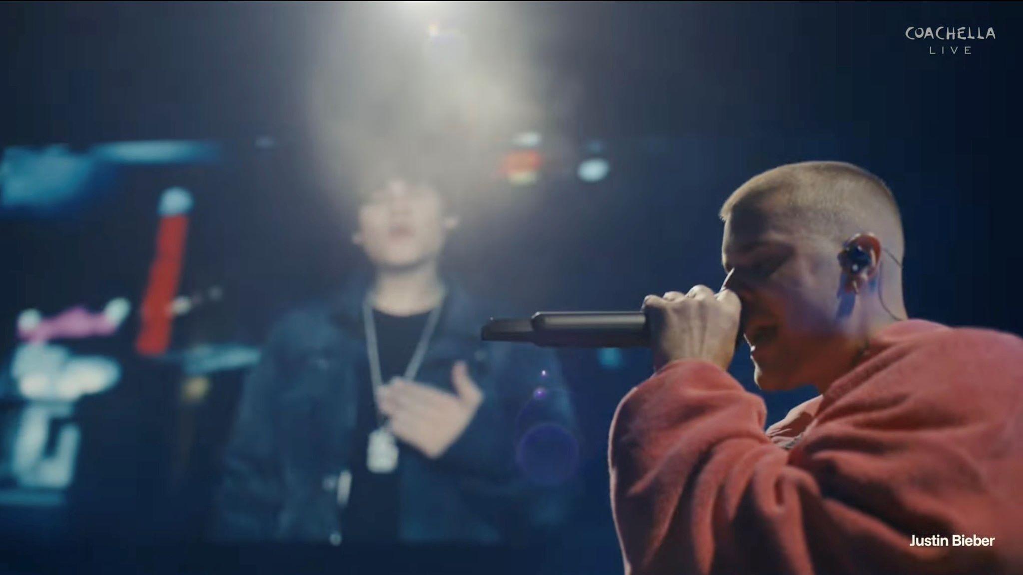 Justin Bieber trình diễn khi màn hình lớn chiếu lại các video hồi tưởng về giai đoạn đầu sự nghiệp của nam ca sĩ. Ảnh: YouTube