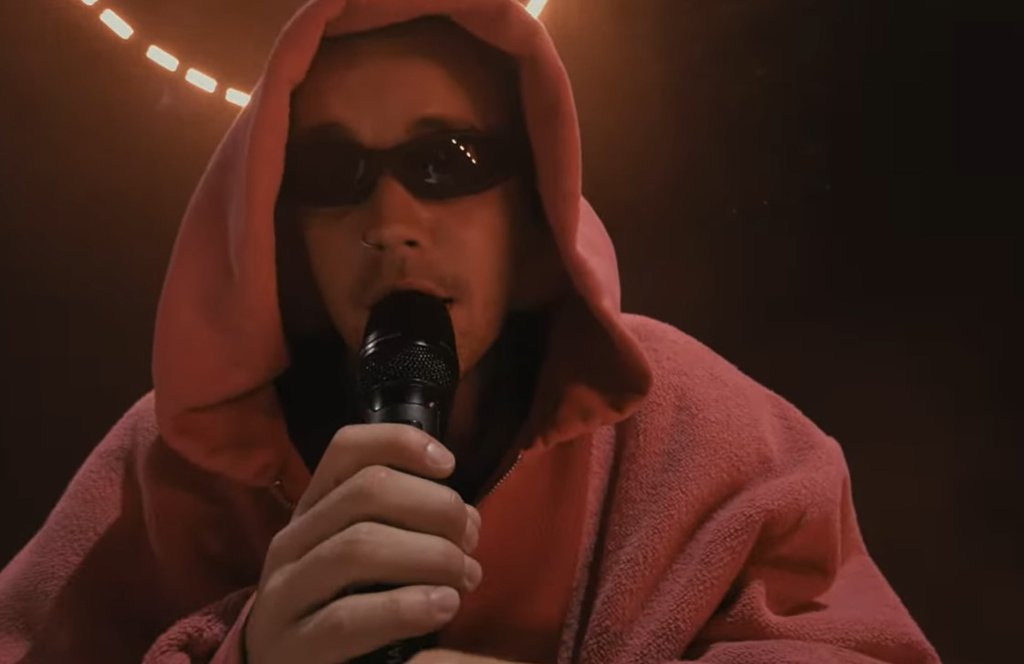 Justin Bieber xuất hiện với ngoại hình và phong cách ăn mặc khác lạ. Ảnh: YouTube