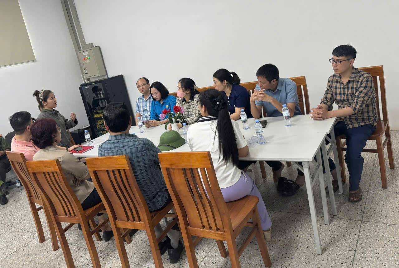 The Trade Union of Industrial Parks of Ninh Binh province coordinates with relevant units to exchange and grasp information on the situation of implementing welfare regimes for employees at Vienergy Ninh Binh Co., Ltd. Photo: Dieu Anh