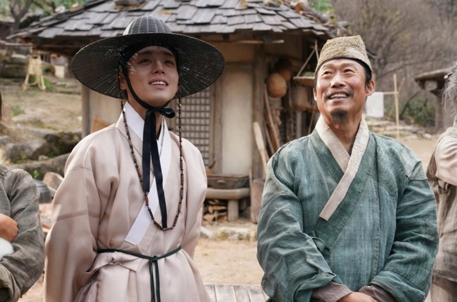 Bộ phim “Dưới bóng điện hạ” ra mắt khán giả Việt sau khi khuấy đảo phòng vé Hàn. Ảnh: IMDb