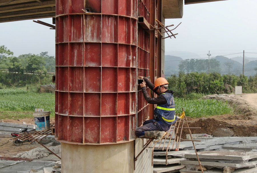 Giữa nắng nóng trên công trường thi công cầu Ngòi Bục, không khí thi công vẫn diễn ra khẩn trương.