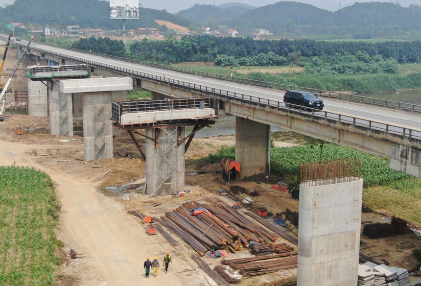 The shape of Ngoi Buc belonging to the Noi Bai - Lao Cai expressway expansion project (Mau A commune, Lao Cai province). Photo: Dinh Dai
