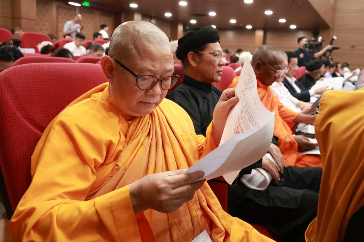 Đại biểu đang nghiên cứu tài liệu. Ảnh: Hải Nguyễn