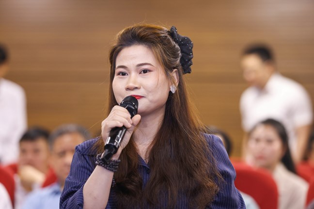 Bà Trần Thị Bích Mai - cá nhân tiêu biểu dân tộc Sán Dìu phát biểu tại Hội nghị. Ảnh: MMTQ