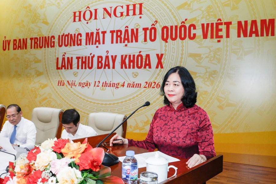 Ms. Bui Thi Minh Hoai, Member of the Politburo, Secretary of the Party Central Committee, Secretary of the Party Committee of the Fatherland Front, Central mass organizations, Chairwoman of the Central Committee of the Vietnam Fatherland Front, delivered the opening speech at the Conference. Photo: Fatherland Front