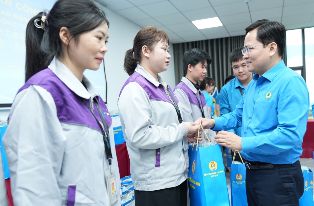 In the afternoon of April 12, Mr. Nguyen Anh Tuan, Member of the Party Central Committee, Member of the Standing Committee of the Party Committee of the Fatherland Front, Central mass organizations; Secretary of the Party Committee, Chairman of the Vietnam General Confederation of Labor were appointed as Vice Chairman of the Central Committee of the Vietnam Fatherland Front. Photo: Huu Chanh