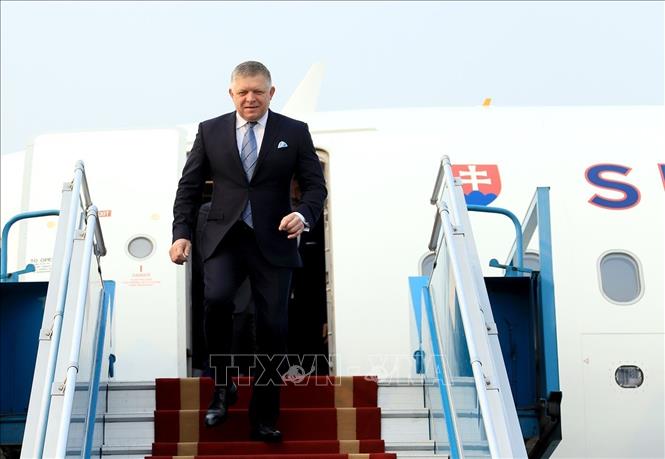 Slovak Prime Minister Robert Fico arrived in Hanoi on the afternoon of April 12, beginning an official visit to Vietnam. Photo: VNA