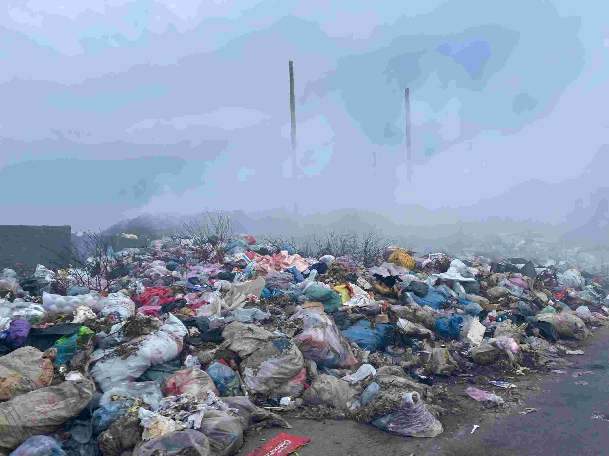 Smoke from burning garbage rises densely, spreading to the road in Dai Dong commune. Photo: Mai Huong