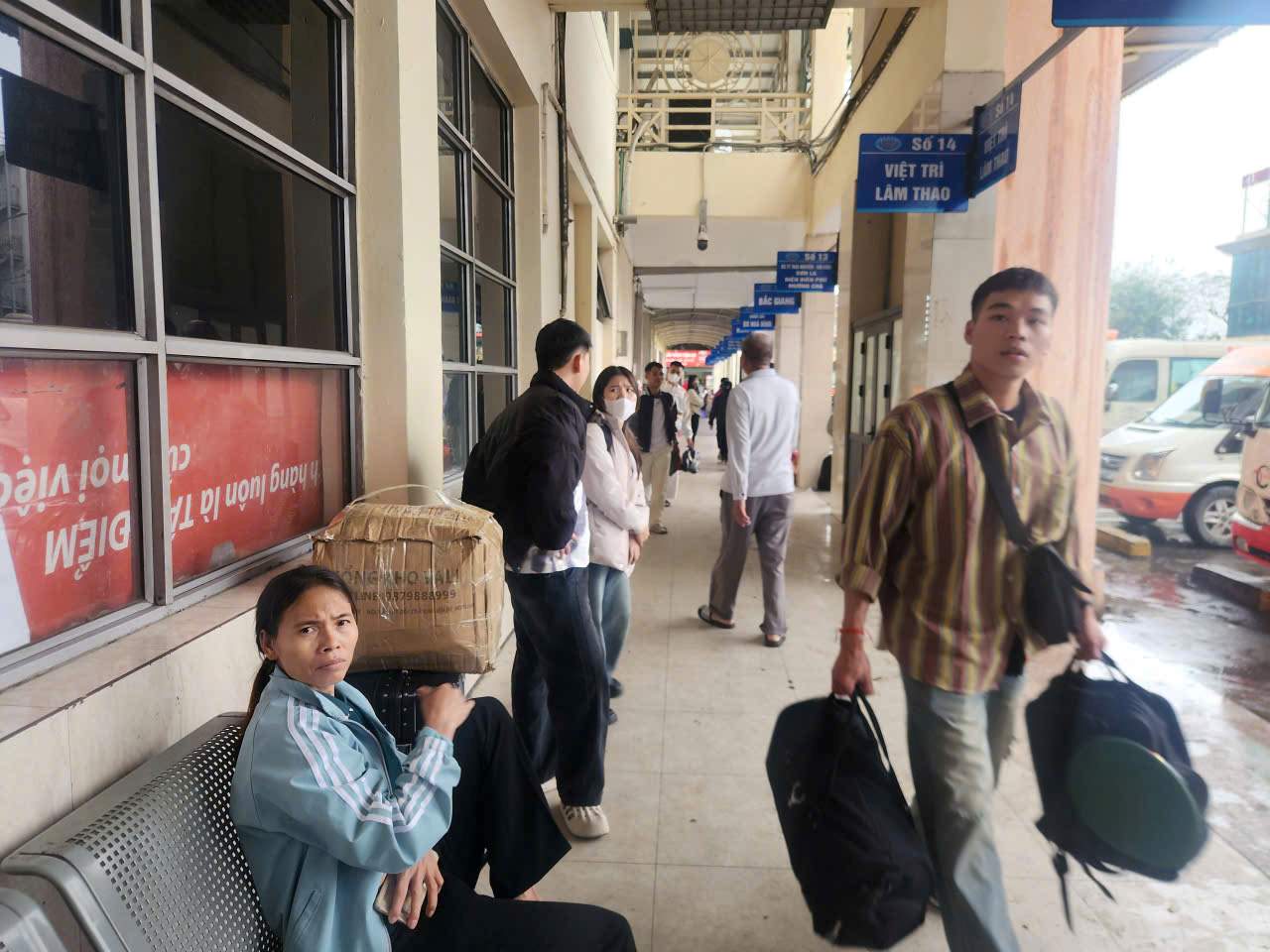 Se pronostica que durante las vacaciones del 30 de abril al 1 de mayo, el número de pasajeros que pasan por la estación de autobuses de Hanoi aumentará hasta un 200%. Foto Minh Hạnh