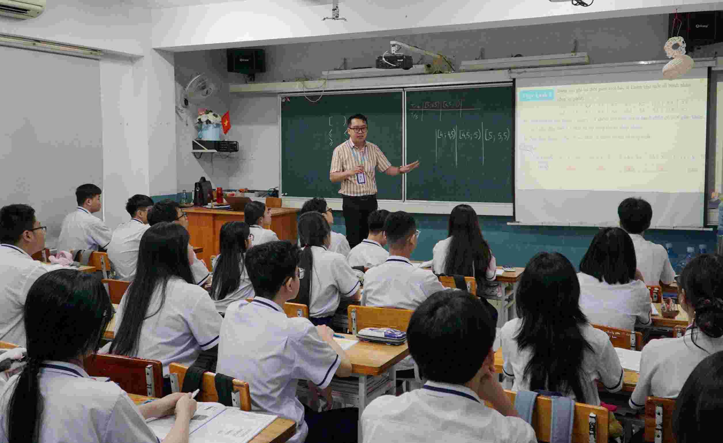 Ho Chi Minh City currently has more than 169,000 9th grade students studying at secondary schools. Image of 9th grade students studying at school. Photo: Chan Phuc
