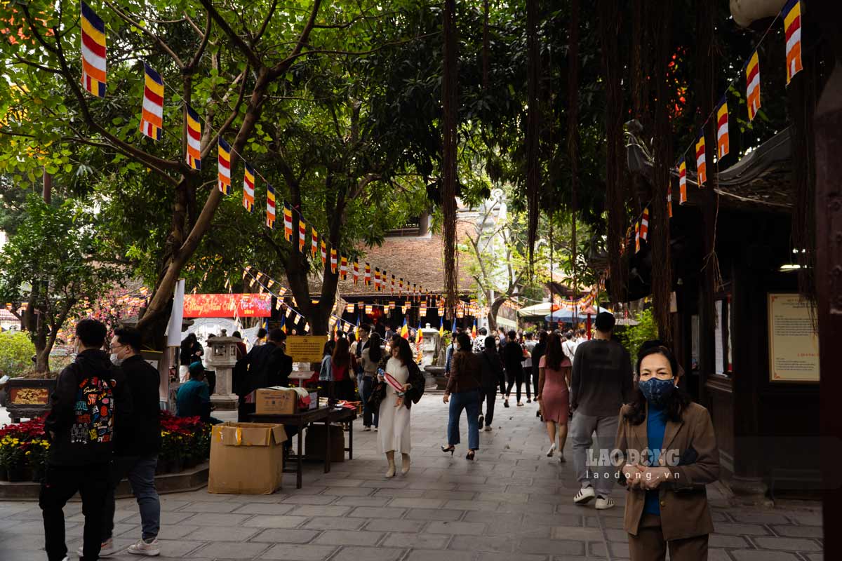 Ha Pagoda is crowded with people casting fortune sticks for good luck. Photo: Diep Trang