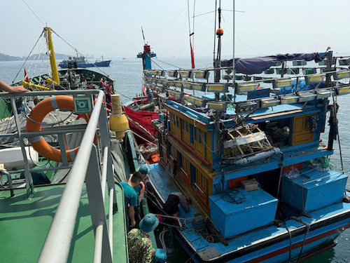 Biên đội tàu ĐNa-91218-TS, ĐNa-91221-TS, ĐNa-91225-TS thuộc Hải đội Dân quân thường trực đã kịp thời cứu hộ tàu cá bị nạn trên biển Đà Nẵng. Ảnh: Quang Cường