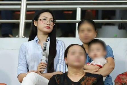 Doan Hai My came to the stadium to cheer for Van Hau playing. Photo: Hai Ha