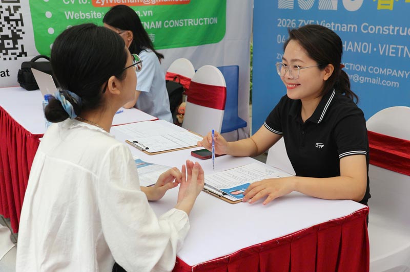 Laborers and businesses participate in the job transaction session organized by the Hanoi Employment Service Center in April 2026. Photo: Quynh Chi
