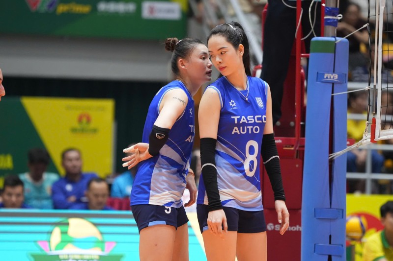 Middle blocker Le Thanh Thuy (8) and her Hanoi Tasco Auto teammates won their 4th victory at the 2026 national volleyball tournament. Photo: VFV