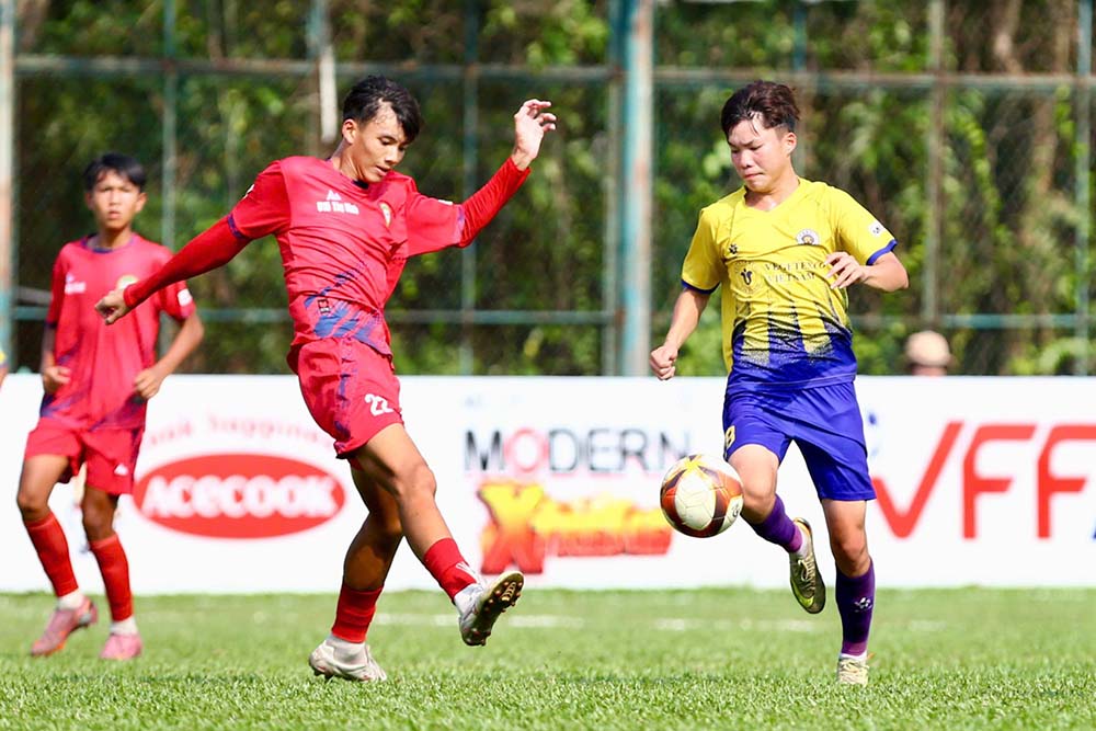 U15 Hà Nội I (áo vàng) gặp nhiều khó khăn trước U15 Tây Ninh. Ảnh: VFF