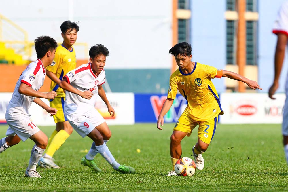 U15 Sông Lam Nghệ An I (áo vàng) thua ngược U15 Thể Công Viettel I. Ảnh: VFF