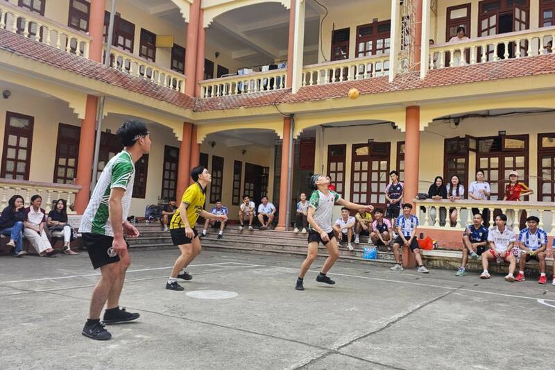 Lưu học sinh Lào Tại Trường Cao đẳng Sơn La thi đấu kéo co, cầu mây. Ảnh: Quốc Hưng