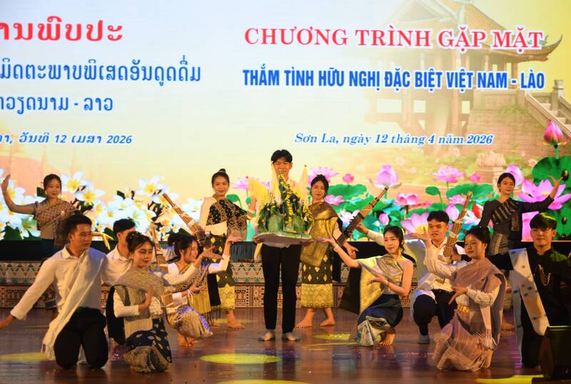 Lưu học sinh Lào giao lưu văn nghệ tại chương trình Gặp mặt lưu học sinh Lào nhân dịp Tết cổ truyền Bunpimay của Trường Đại học Tây Bắc, tỉnh Sơn La. Ảnh: Trường Sơn