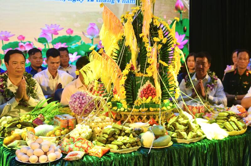 Nghi lễ cúng trước khi thực hiện buộc chỉ cổ tay tại Trường Đại học Tây Bắc. Ảnh: Trường Sơn