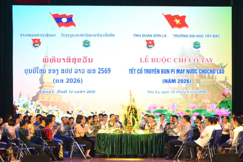 Wrist stitching ceremony on the occasion of the Bunpimay traditional Tet of Tay Bac University, Son La province. Photo: Truong Son