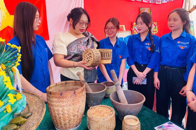Không gian trưng bày văn hóa Lào - Việt tại Tết Bunpimay của Trường Đại học Tây Bắc. Ảnh: Trường Sơn