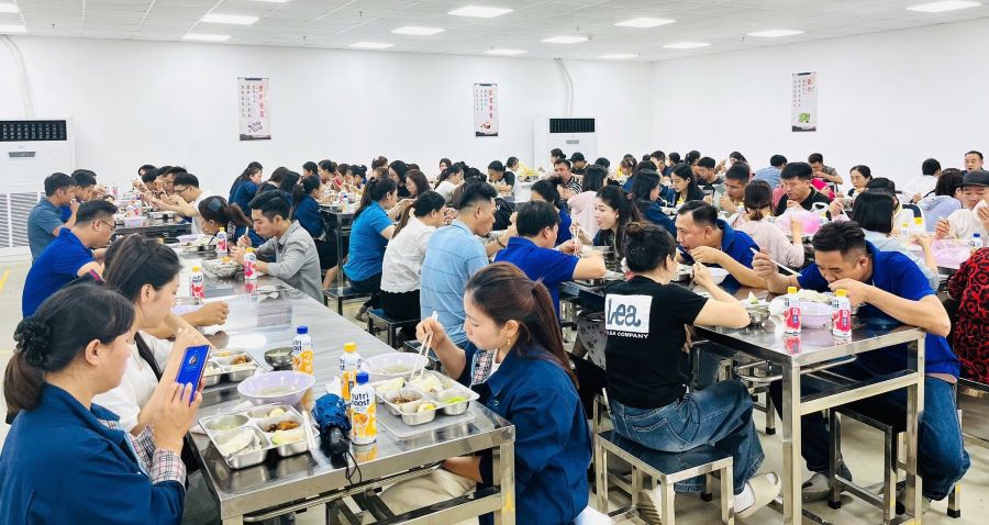 Kersen Technology Co., Ltd. (Vietnam) distributes chilled fruit milk to all officials and employees to support cooling down in the hot season. Photo: Nghe An Trade Union