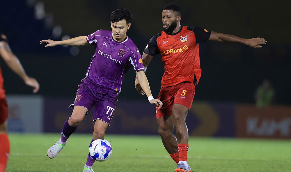 Becamex TPHCM (purple jersey) lost to Ninh Binh in the 90+3 minute. Photo: Dong Huyen
