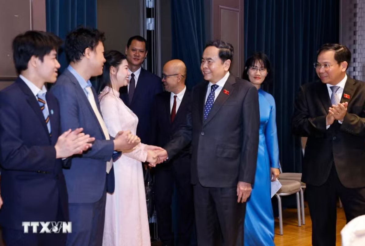 Politburo Member, National Assembly Chairman Tran Thanh Man meets with typical intellectuals and Vietnamese students in Italy. Photo: VNA