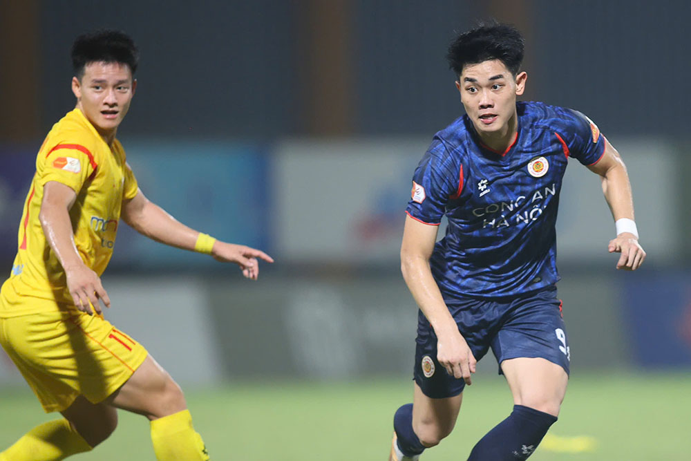 Le club de police de Hanoï (en maillot bleu) est toujours en tête du classement de la V.League 2025-2026 malgré son match nul contre PVF-CAND. Photo: Minh Dân